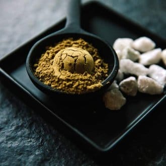potentiate and red kratom powder on a plate and make kratom more potent