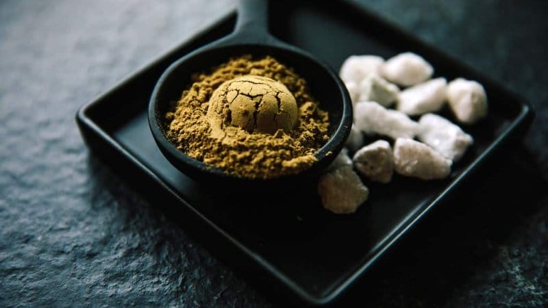 potentiate and red kratom powder on a plate and make kratom more potent