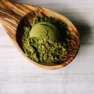 kratom powder and spoon