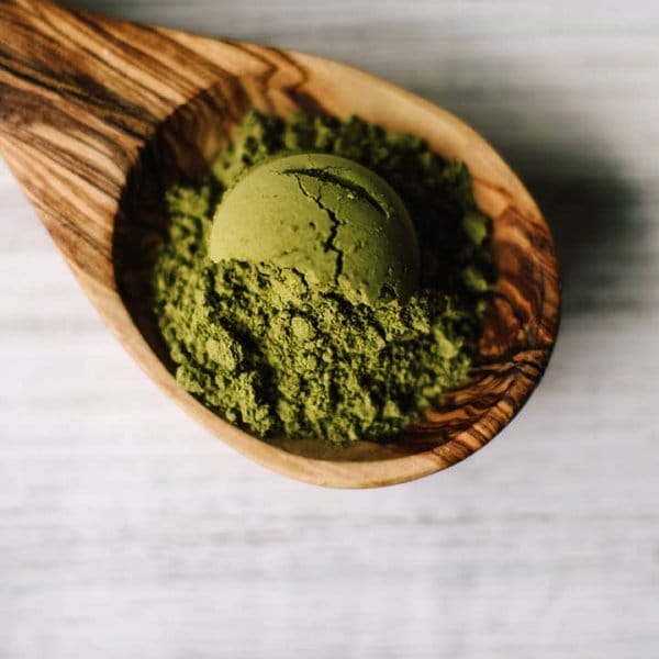 kratom powder and spoon