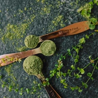 what i like about green vein kratom and green kratom on table