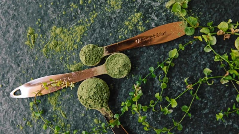 what i like about green vein kratom and green kratom on table